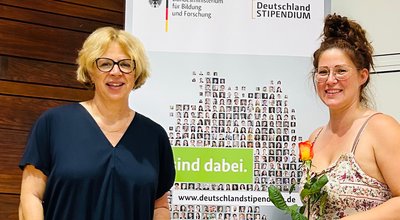 Geschäftsführerin des Mittelhof e.V. mit Stipendiatin Lea Igel von der Evangelischen Hochschule Berlin
