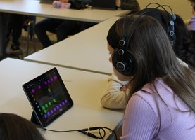 Zwei Jugendliche erstellen Beats