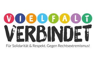 Der Schriftzug lautet Vielfalt verbindet. Für Solidarität & Respekt. Gegen Rechtsextremismus.