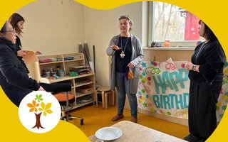 Kitaleitung erklärt etwas