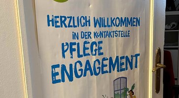 plakat herzlich willkommen in der kontaktstelle pflegeengagement