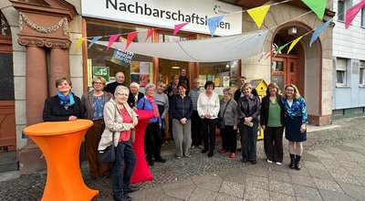 gruppenbild vor dem nachbarschaftsladen in der berlinickestraße