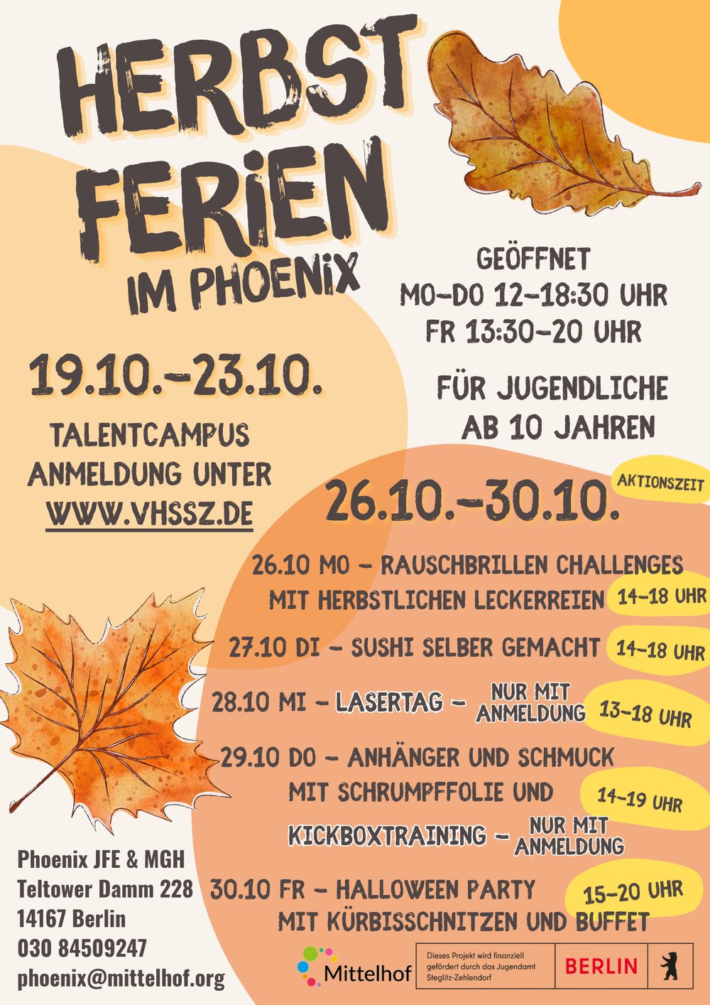 Plakat für die Herbstferien im Phoenix JFE & MGH in Berlin. Das Plakat ist in herbstlichen Beige-, Orange- und Gelbtönen gestaltet und mit zwei gezeichneten Herbstblättern verziert. Links steht „Herbstferien im Phoenix“ sowie der Zeitraum 19.10. bis 23.10. für den Talentcampus mit Anmeldung über www.vhssz.de. Rechts sind die Öffnungszeiten angegeben: Montag bis Donnerstag 12:00 bis 18:30 Uhr, Freitag 13:30 bis 20:00 Uhr. Das Angebot richtet sich an Jugendliche ab 10 Jahren. Im unteren Bereich wird das Aktionsprogramm vom 26.10. bis 30.10. vorgestellt: Rauschbrillen-Challenges und herbstliche Leckereien, Sushi selber machen, Lasertag mit Anmeldung, Anhänger und Schmuck aus Schrumpffolie, Boxtraining mit Anmeldung sowie eine Halloween-Party mit Kürbisschnitzen und Buffet. Unten stehen die Kontaktdaten der Einrichtung und die Logos von Mittelhof und dem Land Berlin.