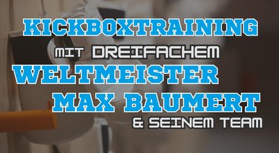 Werbeplakat für ein Kickboxtraining mit dem dreifachen Weltmeister Max Baumert und seinem Team. Auf dem Hintergrund sind unscharf dargestellte Boxhandschuhe zu sehen. Zentral steht der Text „Kickboxtraining mit dreifachem Weltmeister Max Baumert & seinem Team“. Die Veranstaltung findet am 29. Oktober von 15 bis 19 Uhr im Phoenix Jugendfreizeiteinrichtung und Mehrgenerationenhaus, Teltower Damm 228, 14167 Berlin, statt. Das Angebot richtet sich an Jugendliche und junge Erwachsene von 13 bis 21 Jahren. Genannt werden die Themen Kampfsport, Ernährungsoptimierung und mentale Stärke. Im unteren Bereich stehen die Anmeldedaten mit der E-Mail-Adresse u.schroetter@mittelhof.org und der Telefonnummer 0174 24 11 693. Mehrere Logos von beteiligten Organisationen und Förderern sind am oberen und unteren Rand des Plakats platziert.