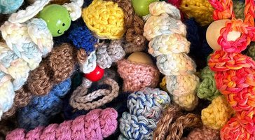 blick in eine ksite mit häkelpuppen