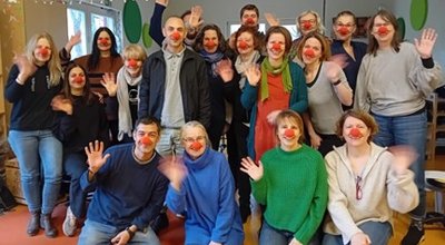 Foto vom Team der Kita unter den Kastanien mit roten Clownsmasken