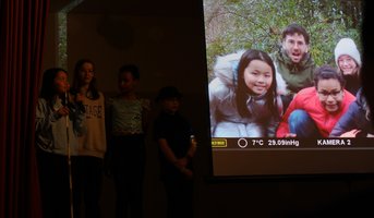 Drei Jugendliche präsentieren ihre Bilder