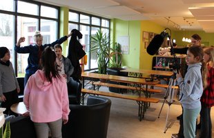 Foto vom Videodreh mit Jugendlichen