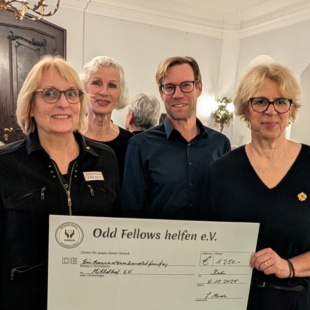 Simone Will, Geschäftsführerin des Mittelhof e.V. (rechts im Bild) und Olaf Löschke, Leider des Stadtteilzentrums Villa Mittelhof (zweiter von rechts) nehmen großen Scheck in Empfang