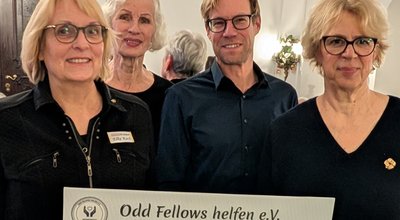 Simone Will, Geschäftsführerin des Mittelhof e.V. (rechts im Bild) und Olaf Löschke, Leider des Stadtteilzentrums Villa Mittelhof (zweiter von rechts) nehmen großen Scheck in Empfang