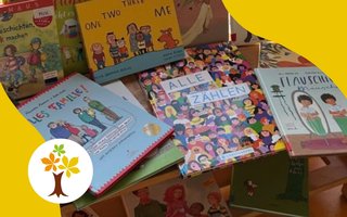 Kinderbücher in verschiedenen Sprachen auf einem Regal