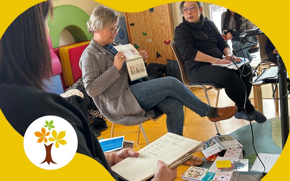 Kitaleitung stellt verschiedene Materialien aus der translingualen Kita vor