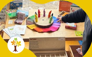 Geburtstagstisch in der Kita, eine Hand zeigt aus eine Torte aus Filz