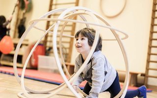 Kind in einem Bewegungsraum