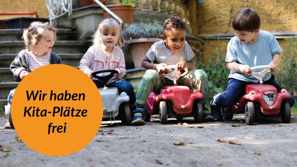 Kita-Kinder auf dem Bobbycar fertig zum Starten mit Sticker Plätze frei