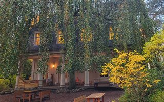 Gebäude der Kita Kaiserstuhl in dichtem Grün