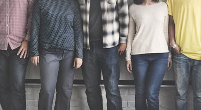 Menschen in Reihe nebeneinander