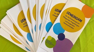 handouts und flyer auf dem infotisch