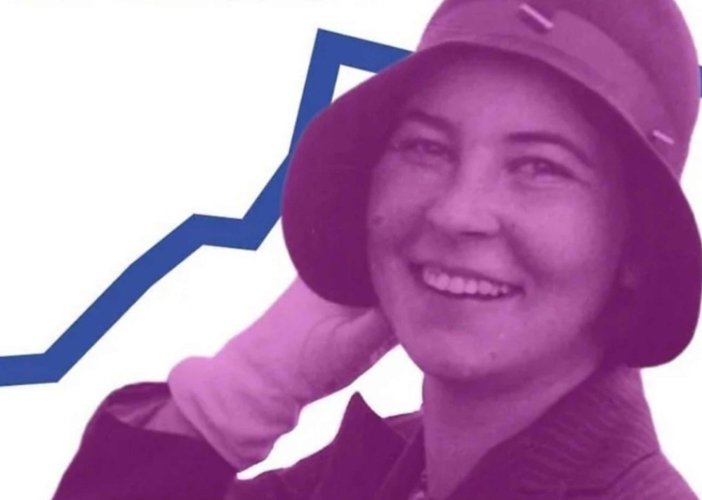 coloriertes, historisches foto einer jungen lachenden frau, die den arm hochhebt und mit der hand an den hinterkopf fasst