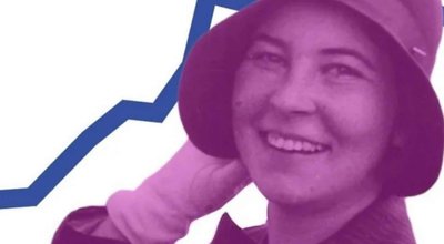 coloriertes, historisches foto einer jungen lachenden frau, die den arm hochhebt und mit der hand an den hinterkopf fasst