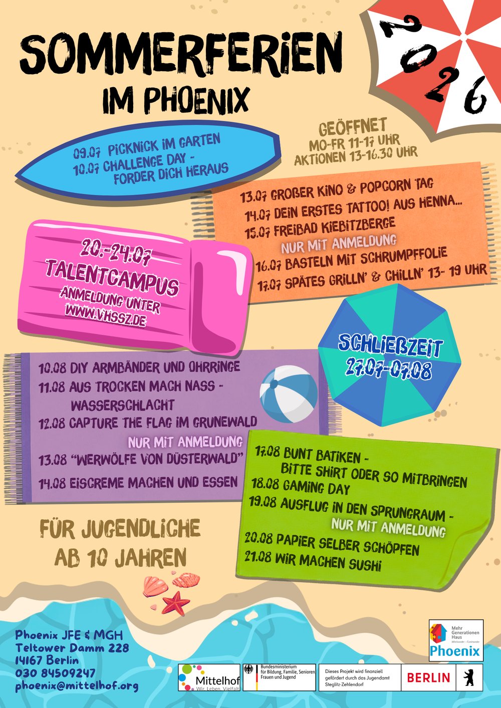 Bunter Sommerferien-Flyer „Sommerferien im Phoenix 2026“ für Jugendliche ab 10 Jahren. Auf sandfarbenem Hintergrund mit Strand-Illustrationen sind Termine und Aktionen dargestellt: 09.07 Picknick im Garten, 10.07 Challenge Day; 13.07 Kino & Popcorn, 14.07 Henna-Tattoos, 15.07 Freibad Kiebitzberge (Anmeldung), 16.07 Basteln mit Schrumpffolie, 17.07 Grillen & Chillen geöffnet 13-19 Uhr; 20.–24.07 Talentcampus (Anmeldung bei der vhs); Schließzeit 27.07–07.08; 10.08 DIY-Armbänder, 11.08 Wasserschlacht, 12.08 Capture the Flag im Grunewald (Anmeldung), 13.08 „Werwölfe“, 14.08 Eis machen; 17.08 Batiken, 18.08 Gaming Day, 19.08 Sprungraum-Ausflug (Anmeldung), 20.08 Papier schöpfen, 21.08 Sushi machen. Öffnungszeiten: Mo–Fr 11–17 Uhr, Aktionen 13–16:30 Uhr. Standort: Phoenix JFE & MGH, Teltower Damm 228, Berlin; Tel.: 030 84509247; Mail: phoenix@mittelhof.org
