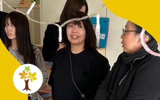 Gäste lächeln in die Kamera