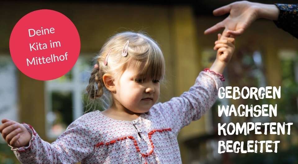 Kindergartenkind schreitet vorsichtig an der Hand einer erwachsenen Person voran