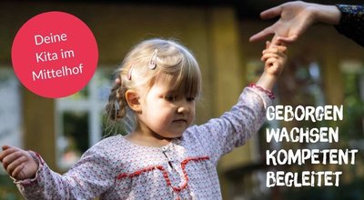 Kindergartenkind schreitet vorsichtig an der Hand einer erwachsenen Person voran