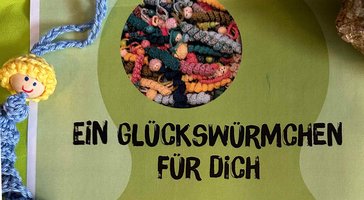 häkelpuppe mit flyer ein glückswürmchen für dich