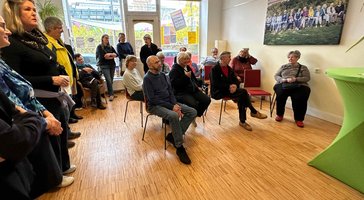 publikum und besucher lauschen der rede