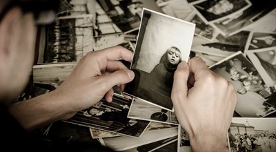 alte Schwarz-Weiß-Fotos anschauen