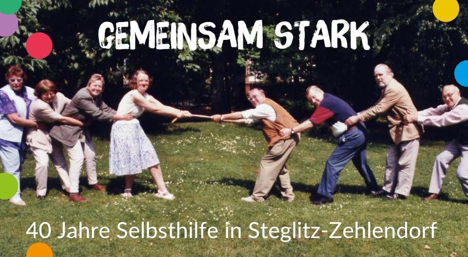 Eine Selbsthilfegruppe spielt Tauziehen. Bild aus dem Jahr 1999.