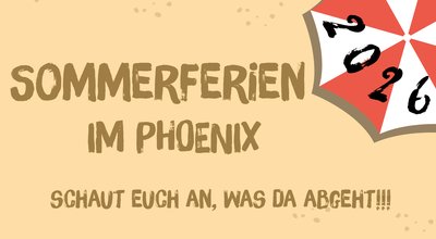 Bunter Sommerferien-Flyer „Sommerferien im Phoenix 2026“ für Jugendliche ab 10 Jahren. Auf sandfarbenem Hintergrund mit Strand-Illustrationen sind Termine und Aktionen dargestellt: 09.07 Picknick im Garten, 10.07 Challenge Day; 13.07 Kino & Popcorn, 14.07 Henna-Tattoos, 15.07 Freibad Kiebitzberge (Anmeldung), 16.07 Basteln mit Schrumpffolie, 17.07 Grillen & Chillen geöffnet 13-19 Uhr; 20.–24.07 Talentcampus (Anmeldung bei der vhs); Schließzeit 27.07–07.08; 10.08 DIY-Armbänder, 11.08 Wasserschlacht, 12.08 Capture the Flag im Grunewald (Anmeldung), 13.08 „Werwölfe“, 14.08 Eis machen; 17.08 Batiken, 18.08 Gaming Day, 19.08 Sprungraum-Ausflug (Anmeldung), 20.08 Papier schöpfen, 21.08 Sushi machen. Öffnungszeiten: Mo–Fr 11–17 Uhr, Aktionen 13–16:30 Uhr. Standort: Phoenix JFE & MGH, Teltower Damm 228, Berlin; Tel.: 030 84509247; Mail: phoenix@mittelhof.org