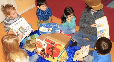 Die Kinder der Kita Eulenspiegel packen die Geschenke der Gerhard Jaeck Stiftung zum MiK-Projekt aus.