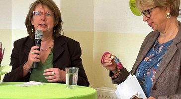 bild der rednerinnen, geschäftsführerin des MIttelhof e.V.